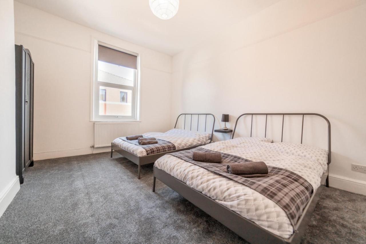 Peaky Blinders Apartment 5 Min Walk To Blackpool Tower Sleeps Up To 14 Exteriör bild
