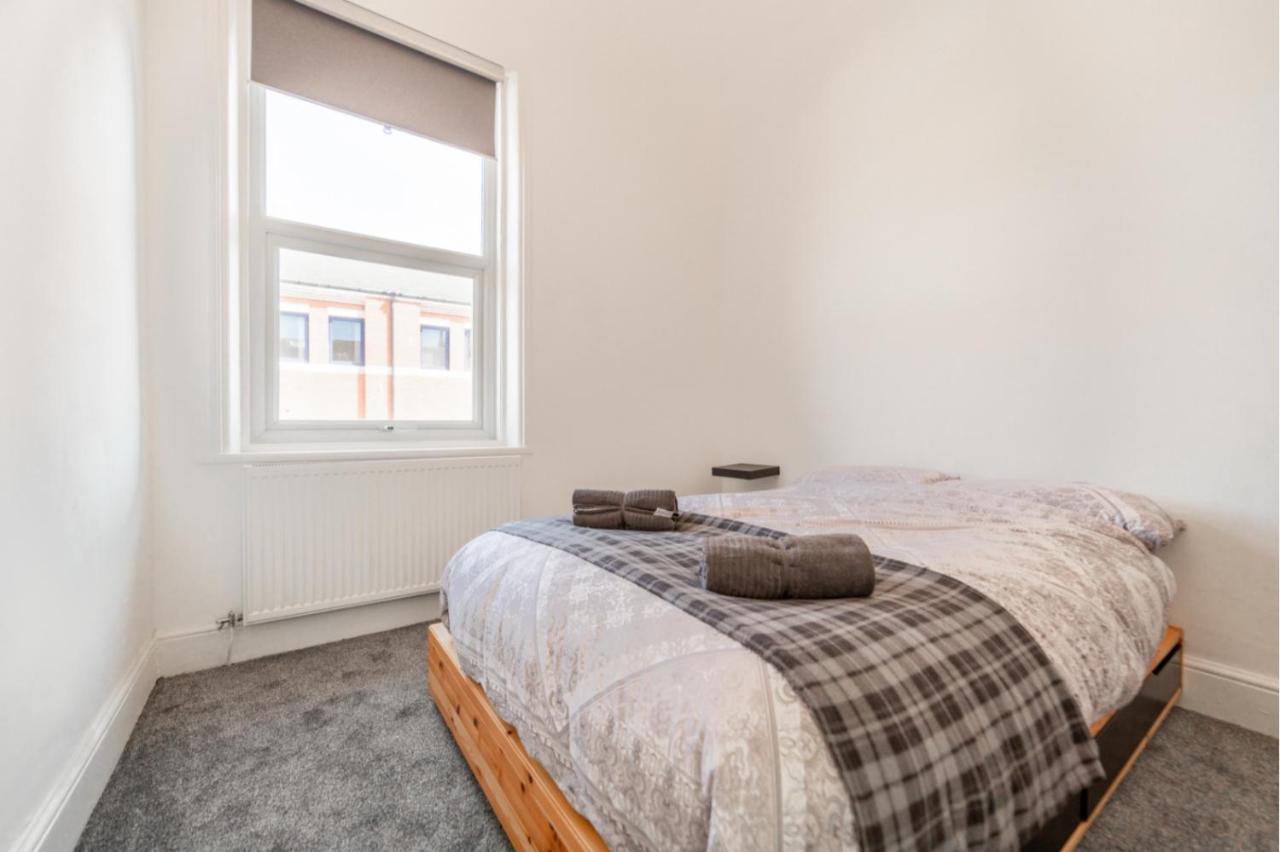 Peaky Blinders Apartment 5 Min Walk To Blackpool Tower Sleeps Up To 14 Exteriör bild